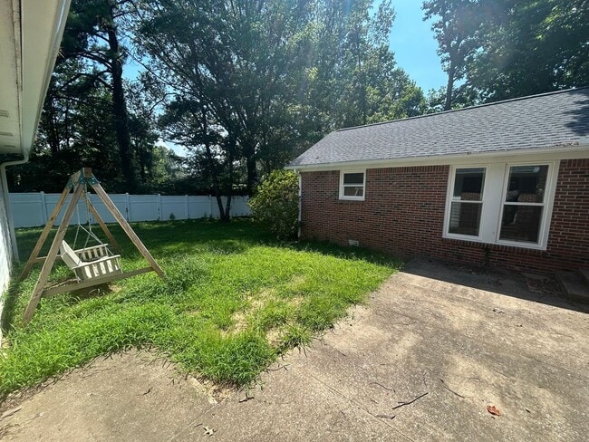 Building Photo - 40 Plainsfield Pl