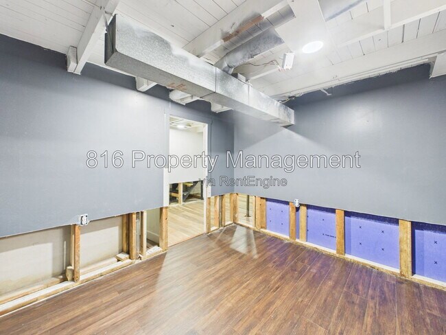 Building Photo - 810 S Woodland Ave