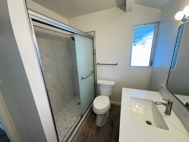 Building Photo - Fully renovated 2-bedroom, 1-bath unit loc...