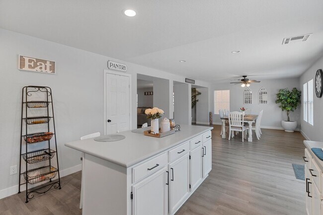 Building Photo - 6924 Ghost Ranch Ave