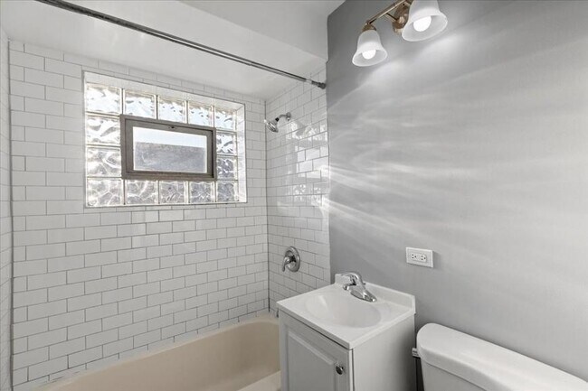 Building Photo - 2 bedroom in Chicago IL 60634