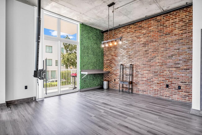 Primary Photo - 2100 Van Buren St