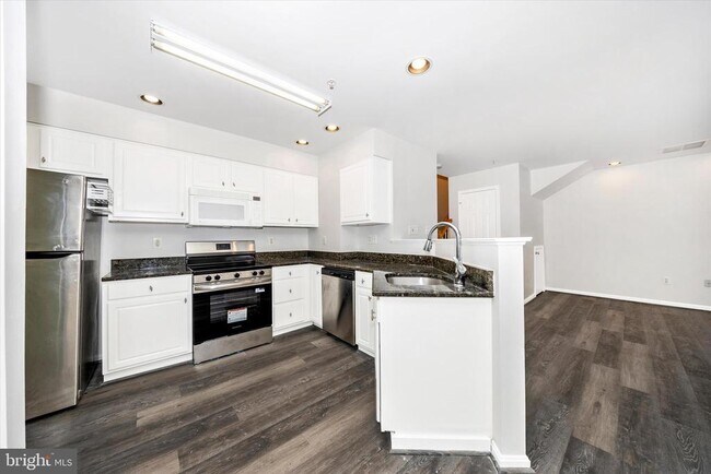 Building Photo - 4960 Clarendon Terrace