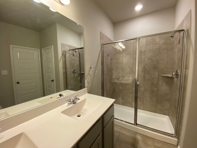 Building Photo - Fabulous 4/2 single story conveniently loc...