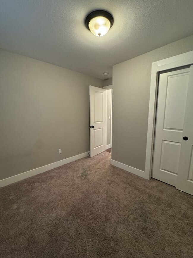 Building Photo - 1132000