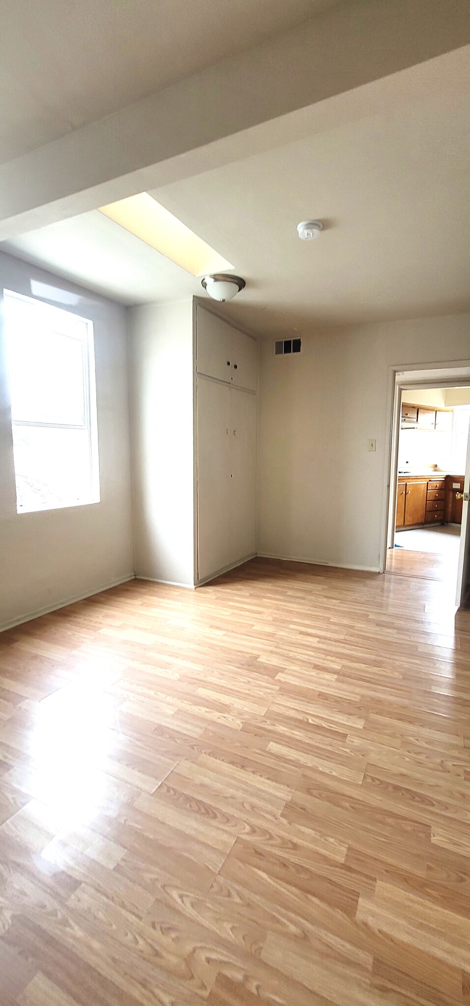 HOUSE - 218 W Carson St