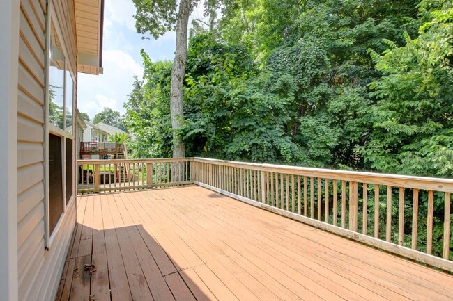 Building Photo - 3 bed 2 bath w sweet basement.  Go