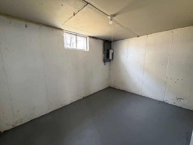 Building Photo - Lovely 3 Bedroom / 1 Bath for Rent - Section 8 Welcome