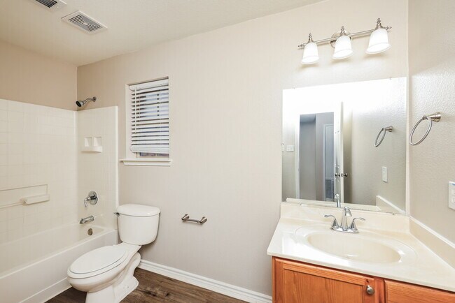 Building Photo - 310 Quail Run Rd