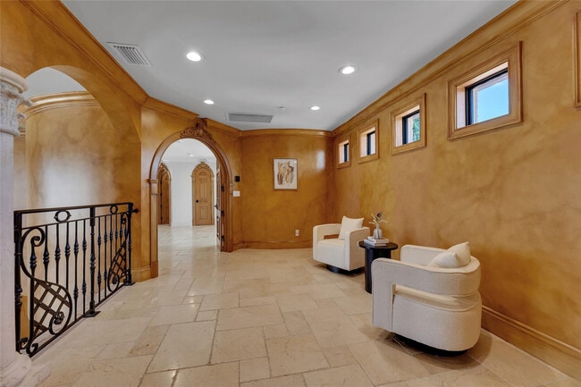 Building Photo - 1011 Rhodes Villa Ave