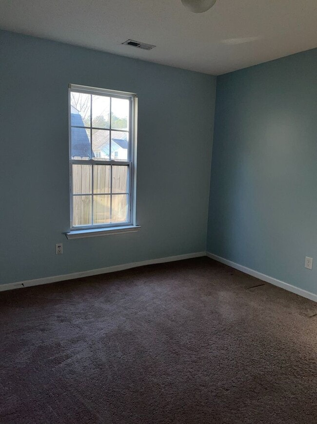 Building Photo - Three Bedroom Two Bath Home