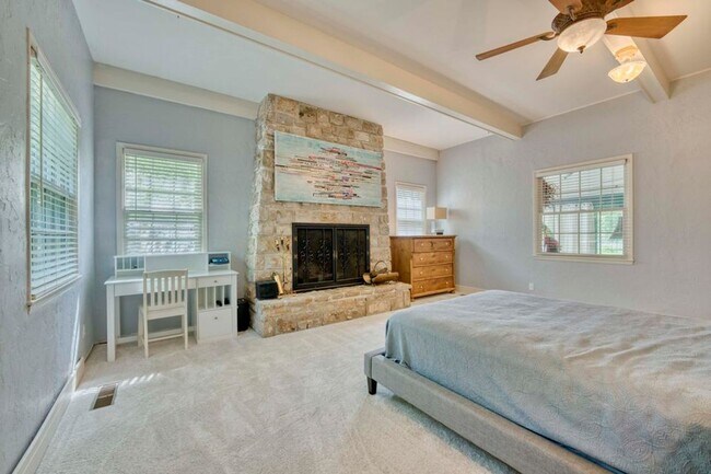 Building Photo - Beautiful 4 bedroom home in University Heights! Don't miss this one!