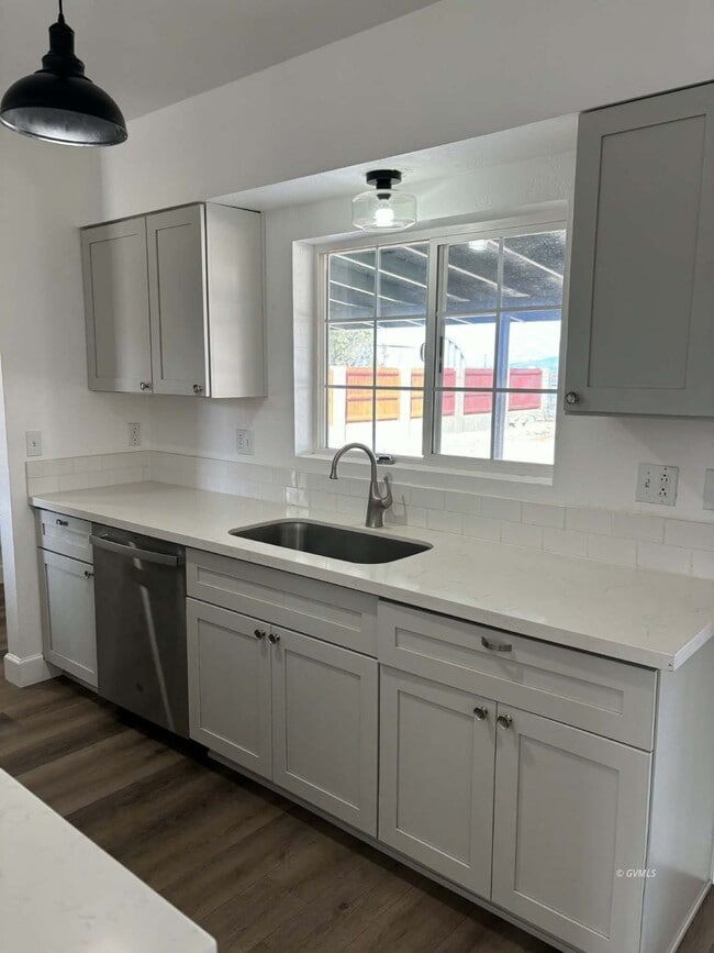 Building Photo - 1466 W 25th St