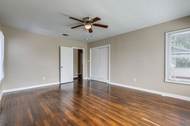 Building Photo - 3-BEDROOM HOME IN HIGHLAND PARK