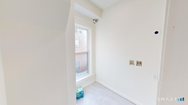 Building Photo - 736 Main St