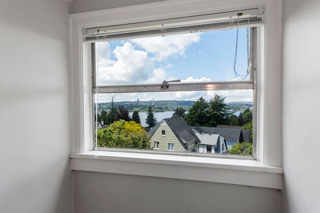 Building Photo - Historic Laurelhurst Home ~ Quiet Neighborhood~ Stunning Water View! 4 Mins to U Village/UW