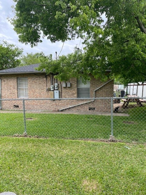 Building Photo - 108 Hardy St