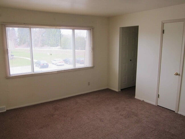 Building Photo - 3 Bedroom 2 and  1/2 Bath Townhome