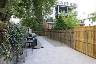 Building Photo - 314 6th St