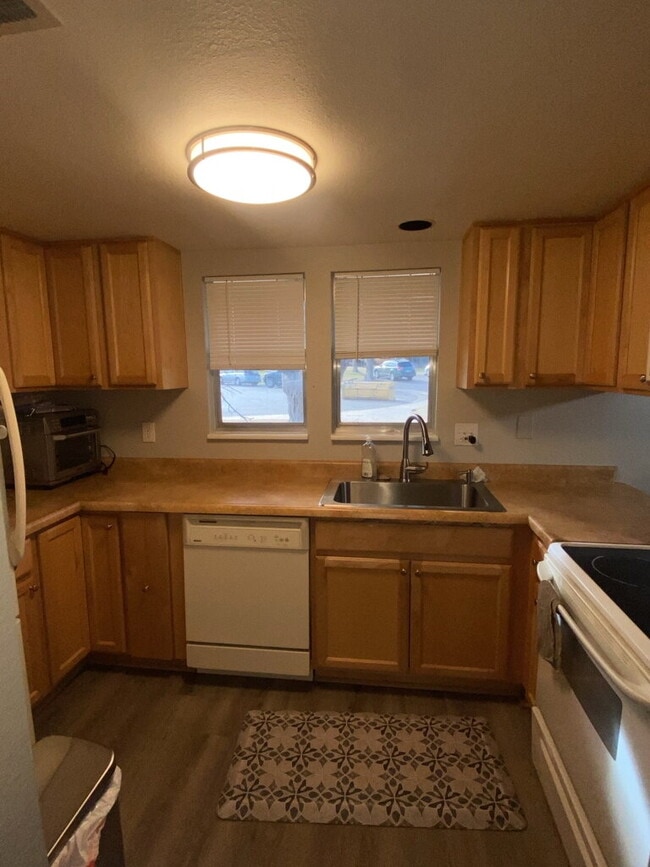 Building Photo - "Charming 3-Bed Gem with 2 Bathrooms in Greenwood Village – Your Cozy 1199 Sq Ft Retreat!"