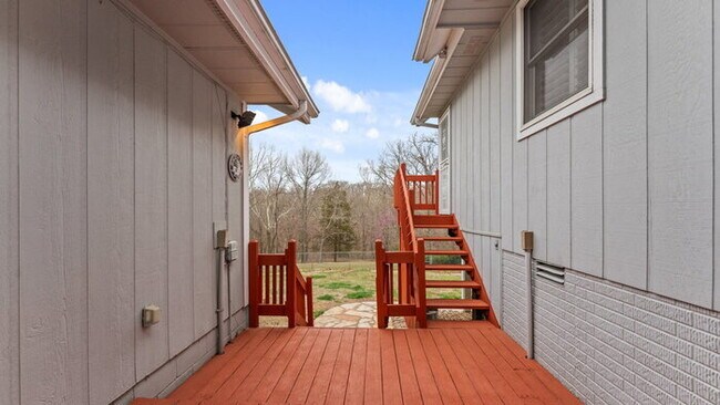Building Photo - "Charming 2-Bed Home with Scenic Views and...