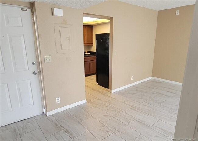 Building Photo - 1524 SE Royal Green Cir