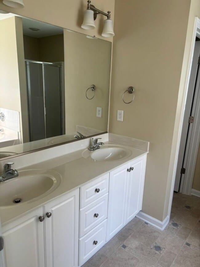 Building Photo - 452 Lory Ln