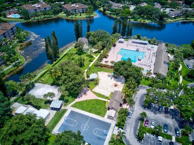 Building Photo - 2581 Carambola Cir N