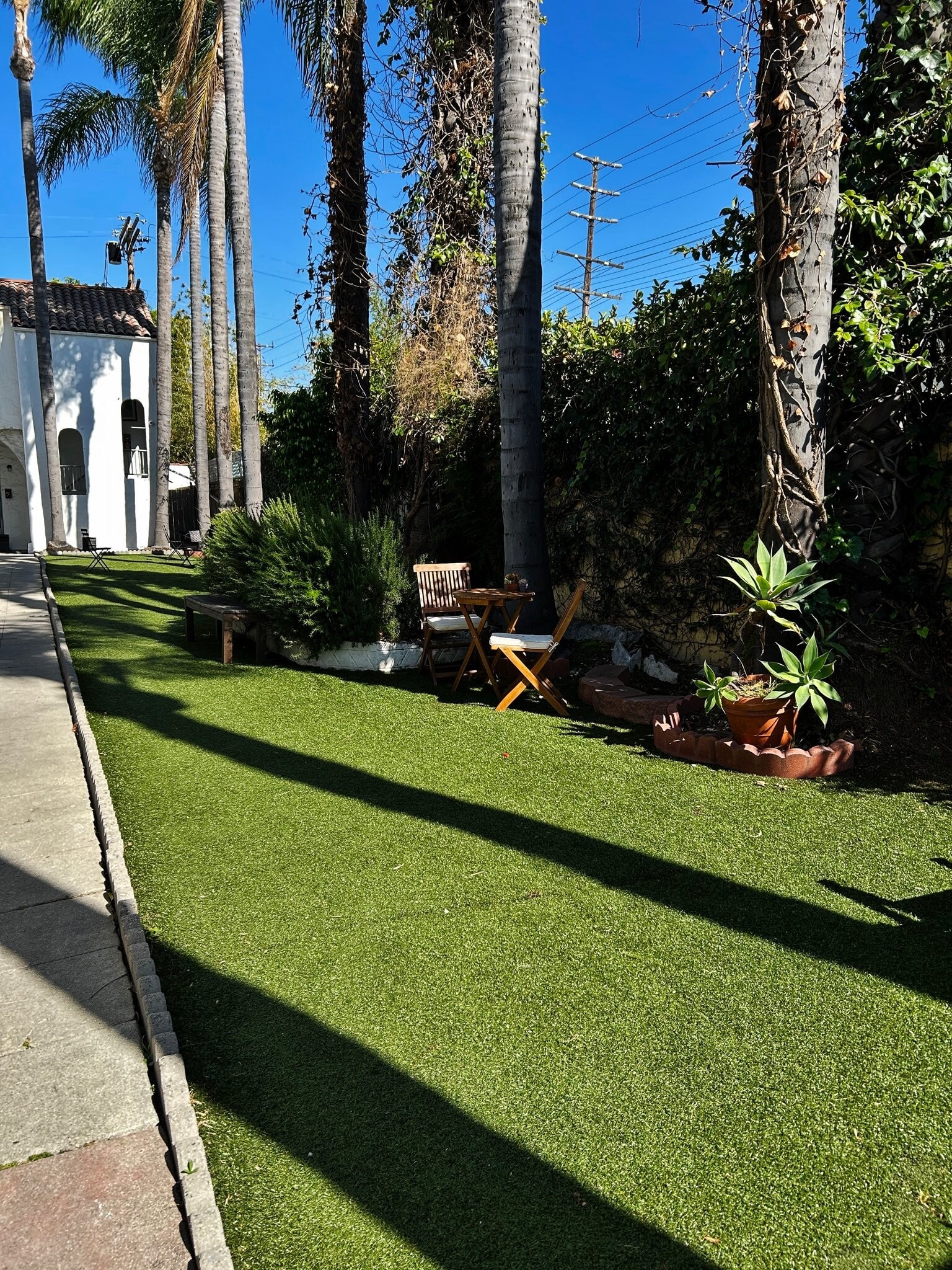 Building Photo - 806 N Poinsettia Pl