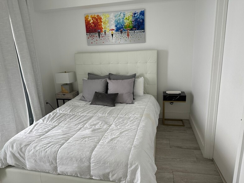 Building Photo - 121 NE 34th St