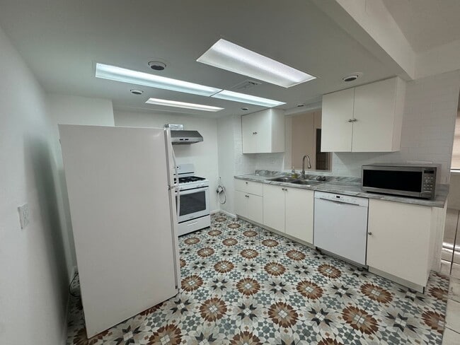Building Photo - Charming Home with Great Location & Natura...