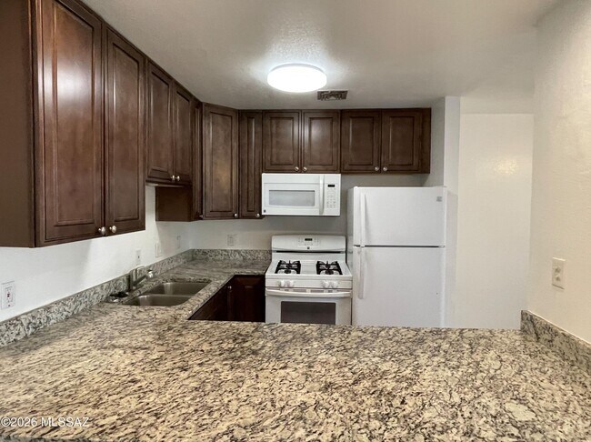 Building Photo - 822 S Langley Ave