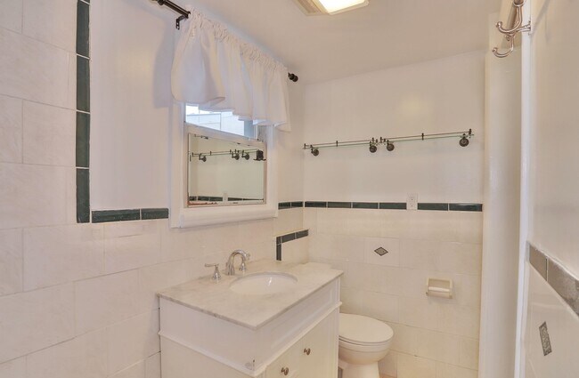 Building Photo - 509 7th St