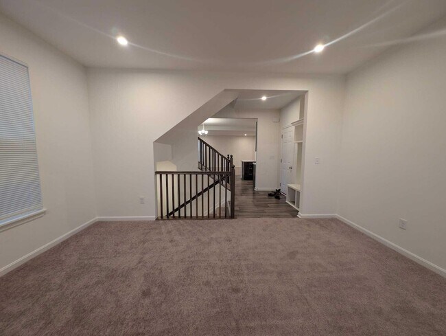 Building Photo - 8246 Woodstar Dr