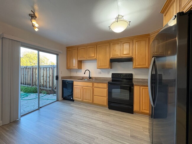 Building Photo - Charming Townhouse Located In Foster City Available Now!