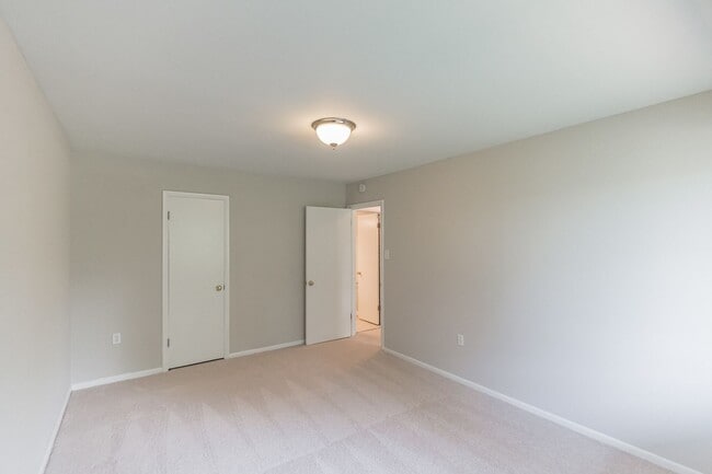 Building Photo - Updated Condo in the Heart of Vienna!