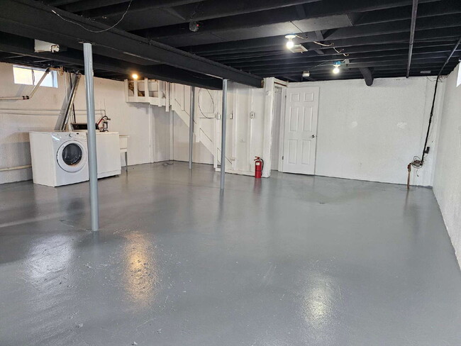 Building Photo - 3 Bedroom Ranch with Hardwood Floors, Eat-In Kitchen, Full Basement & All Appliances!