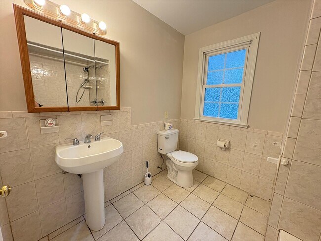 Building Photo - 42 Burlison Ave