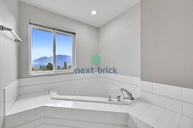 Building Photo - "Spacious 3-Bedroom Retreat with 3.5 Baths in Issaquah - 1,707 Sq. Ft. of Comfort!"