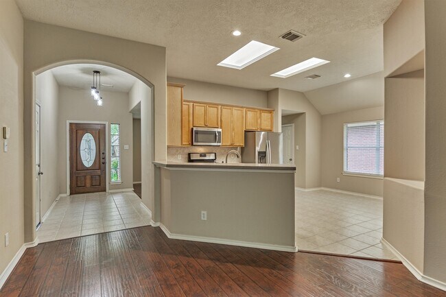 Building Photo - 27 E Russet Grove Cir