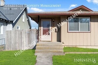 Building Photo - Newly Remodeled 2 Bed 1 Bath Duplex on Spo...