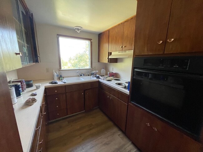 Building Photo - 2-bedroom Home with Basement & Carport