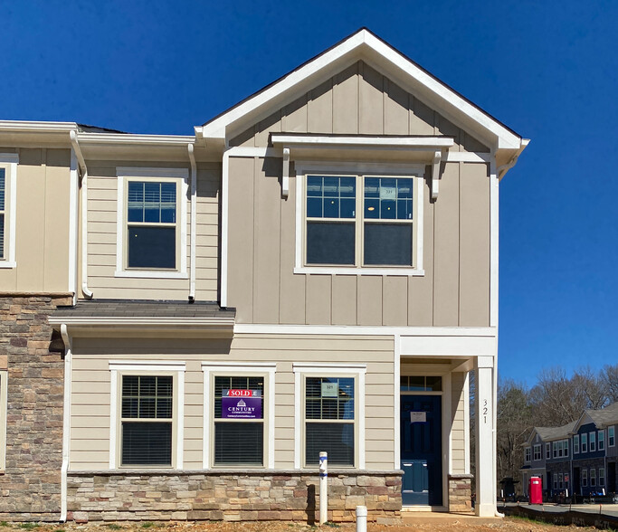 Building Photo - Room in Townhome on Planters Trace Ln