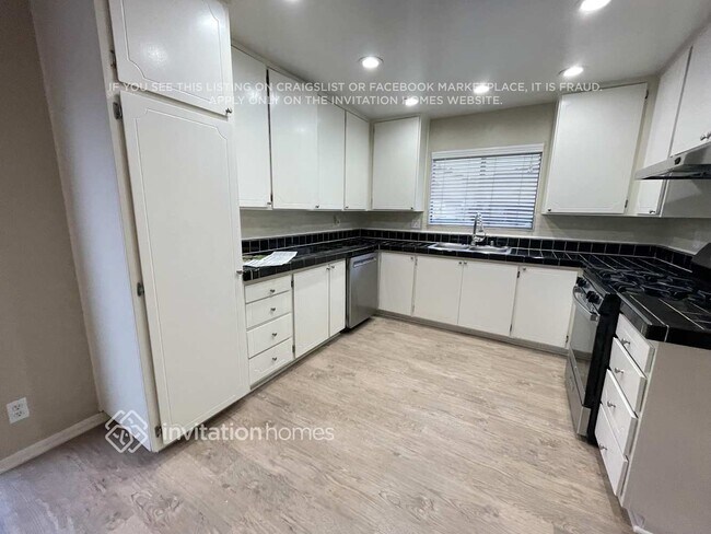 Building Photo - 1217 E Radbard St