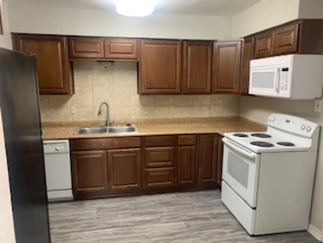 Building Photo - Cute 3/2 Duplex