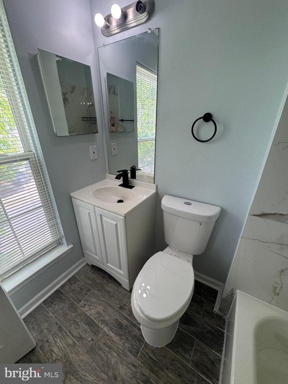 Building Photo - 6007 Rose Bay Dr