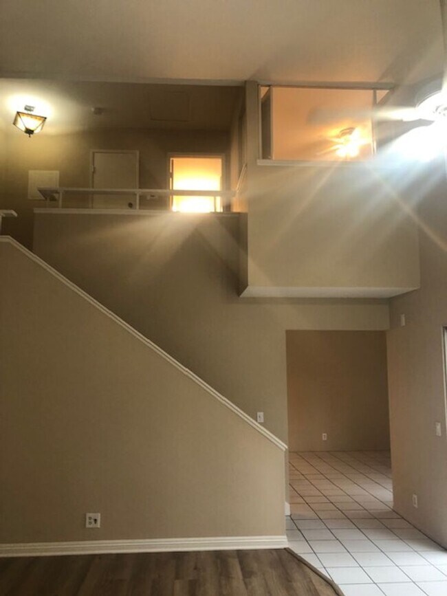Building Photo - Beautifully Updated 3 Bed/2 Bath Single Fa...