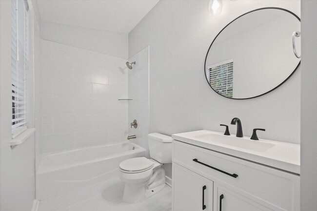 Building Photo - This beautifully maintained 2-bedroom, 2-b...