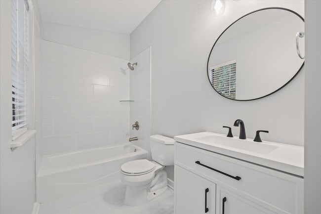 Building Photo - This beautifully maintained 2-bedroom, 2-bath 3rd Floor unit in Lake Wylie Woods is a Gem!