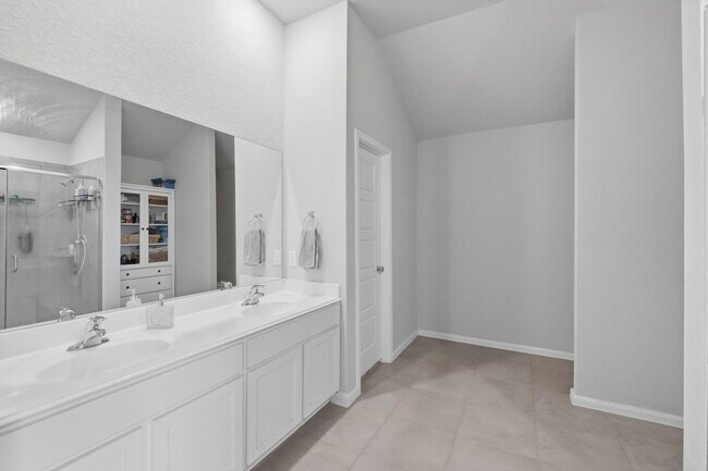 Building Photo - Bright & Airy Living Near Lackland AFB